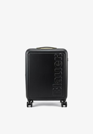 Valigia rigida nera con quattro ruote doppie girevoli e marchio "Blauer" in rilievo sul pannello frontale.