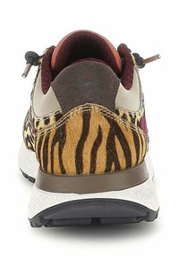 Sneaker multicolore con stampa animale, strisce dorate e nere, accenti marroni, linguetta e suola bianca testurizzata.