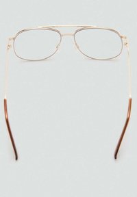 Gafas de metal con un delgado marco dorado, lentes rectangulares y varillas con acentos marrones. Almohadillas nasales transparentes para mayor comodidad.