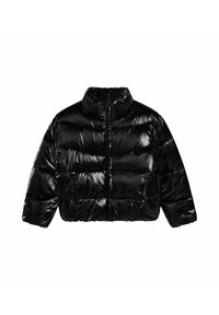 Giacca a vento nera con colletto alto, texture lucida, zip frontale completa e sezioni larghe cucite. Presenta tasche laterali.