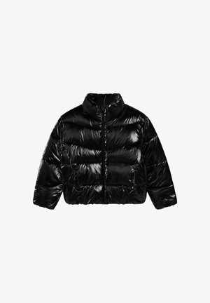 Doudoune noire avec un col haut, texture brillante, fermeture éclair sur toute la longueur, et larges sections cousues. Comprend des poches latérales.