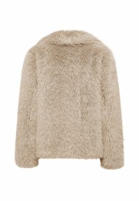 Beige nepbontjas met een zachte, harige textuur, kraag en lange mouwen. Ontworpen met een relaxte pasvorm en zonder zichtbare sluitingen op de achterkant.
