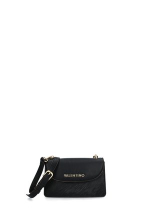 Borsa a mano in pelle nera con finitura strutturata, hardware dorato e chiusura a pattina. Presenta una tracolla regolabile e dettaglio del logo impresso.