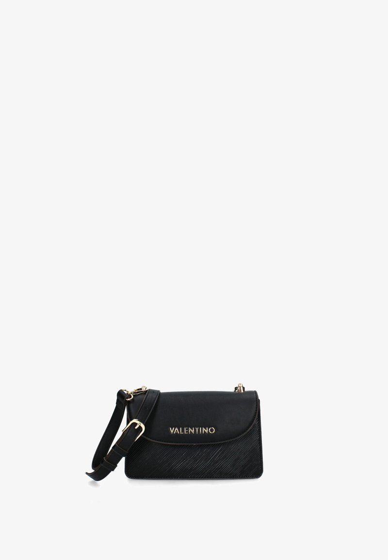 Borsa a mano in pelle nera con finitura strutturata, hardware dorato e chiusura a pattina. Presenta una tracolla regolabile e dettaglio del logo impresso.