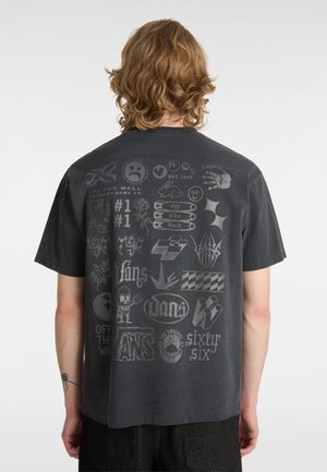 Grijs T-shirt met korte mouwen, voorzien van verschillende bedrukt logo's en grafische afbeeldingen in lichtere grijstinten op de achterkant.