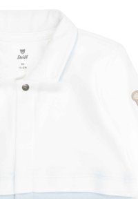 Weißes Poloshirt mit hellblauem Besatz, ausgestattet mit einem Knopfverschluss und gesticktem Bärenlogo auf dem linken Ärmel. Weicher Baumwollstoff.