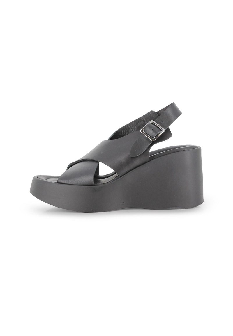 Sandalia cuña negra hecha de cuero suave, con un diseño de tiras cruzadas, hebilla ajustable y una suela de plataforma gruesa.