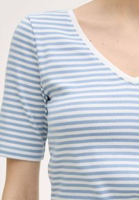 TOM TAILOR MIT V-AUSSCHNITT - Tricou cu imprimeu - flawless blue regular stripe
