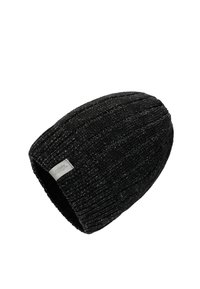 Zwarte gebreide beanie met een verticale ribbelstructuur, zachte stof en een klein zilveren logo-label aan de zijkant.