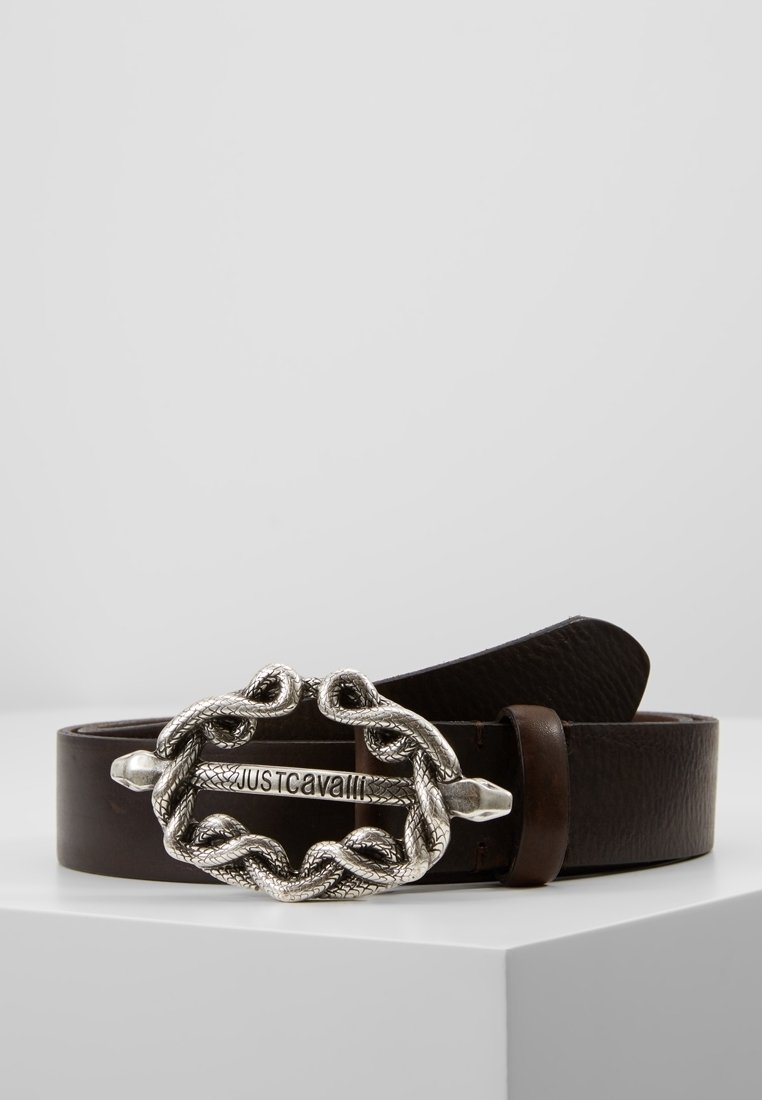 Ceinture en cuir marron foncé avec une boucle en argent ornée en forme de serpents torsadés, gravée du nom de la marque Just Cavalli.