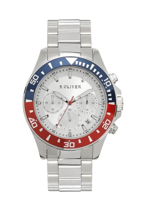 Montre-bracelet argentée S.Oliver avec lunette rouge et bleue, cadran blanc, trois sous-cadrans, fenêtre de date à 4 heures et bracelet en maillons métalliques argentés.