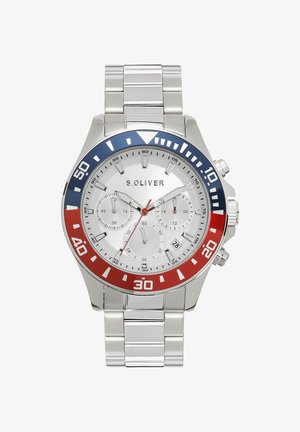 Silberne S.Oliver-Armbanduhr mit rotem und blauem Lünettenring, weißem Zifferblatt, drei Hilfszifferblättern, Datumsfenster bei 4 Uhr und silbernem Gliederarmband aus Metall.