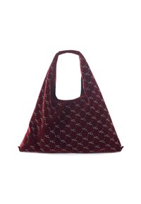 Borsa a triangolo bordeaux con manico largo, decorata con piccoli chiodini bianchi che formano un motivo geometrico ripetuto.