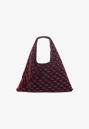 Borsa a triangolo bordeaux con manico largo, decorata con piccoli chiodini bianchi che formano un motivo geometrico ripetuto.