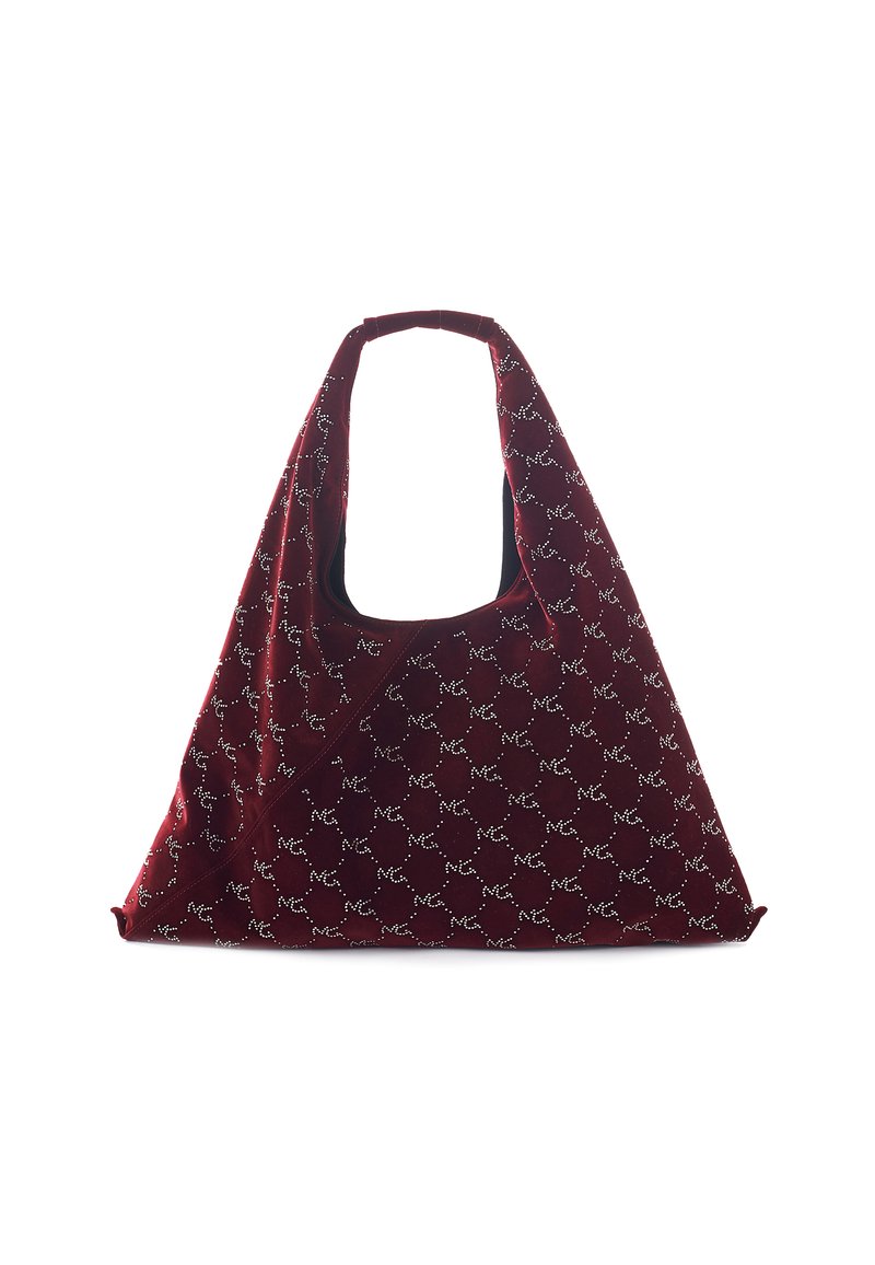 Borsa a triangolo bordeaux con manico largo, decorata con piccoli chiodini bianchi che formano un motivo geometrico ripetuto.