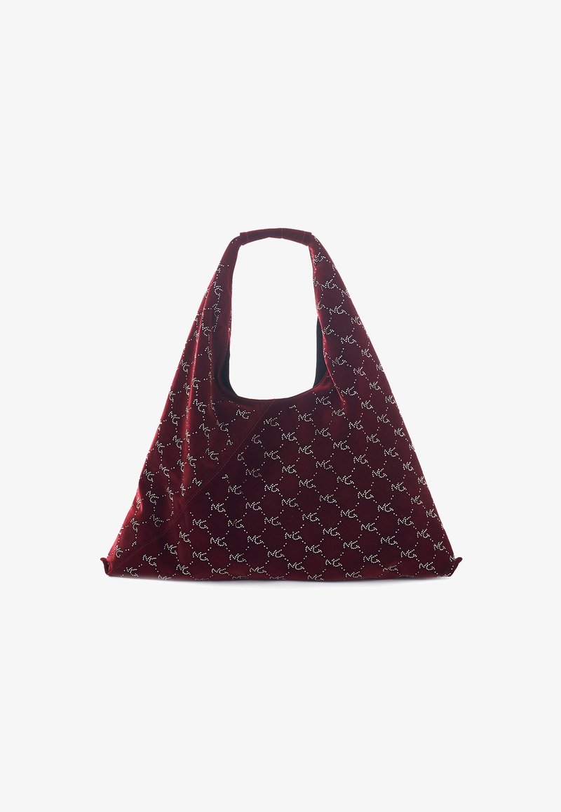 Borsa a triangolo bordeaux con manico largo, decorata con piccoli chiodini bianchi che formano un motivo geometrico ripetuto.