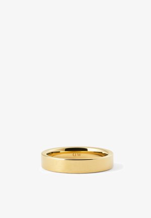 Simpel poleret guldring til bryllup, liggende fladt på en hvid baggrund, der viser en glat overflade og en diskret indvendig gravering.
