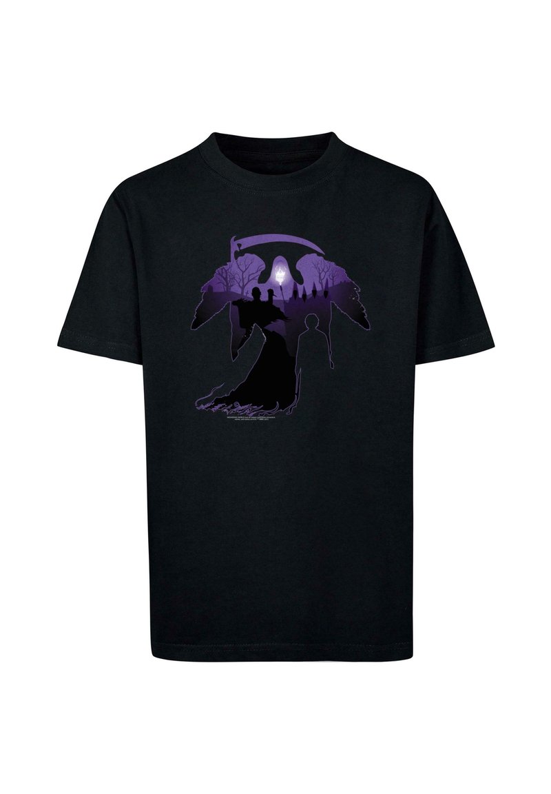 Sort bomulds t-shirt med et lilla grafisk design af silhuetter, herunder figurer og træer, mod en mørk baggrund.