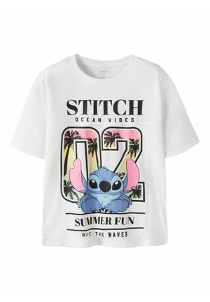 T-shirt blanc avec le personnage de dessin animé bleu Stitch, grand "02" avec des palmiers et les textes "STITCH", "OCEAN VIBES", "SUMMER FUN", "RIDE THE WAVES."