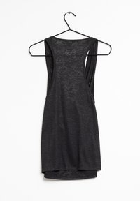 Černý bezrukávový top s kulatým výstřihem a zaobleným dolním okrajem. Vyrobený z texturované, mírně lesklé látky, s otevřenými boky.