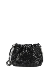 Borsa a mano nera con paillettes, con parte superiore arricciata, tracolla in catena argentata e etichetta circolare del marchio. Presenta una texture liscia e una silhouette arrotondata.