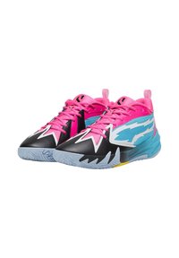 Baskets montantes avec un design noir, rose et bleu ; tige en mesh, semelle en caoutchouc, couture texturée et accents de logo bien en vue.