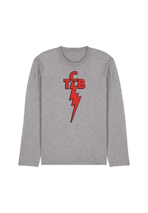 Graues Langarmshirt mit einem roten Blitzdesign und den roten Buchstaben "C", "T" und "B", die um den Blitz auf der Vorderseite in der Mitte angeordnet sind.