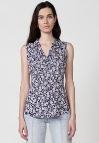 Mouwloze, marineblauwe bloes met bloemenprint en knoopsluiting, met rozen- en crèmekleurige patronen. Lichte stof met een zachte textuur.