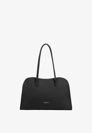 Zwarte leren totebag met verlengde handvatten, afgeronde vorm, gestructureerd oppervlak en gouden logodetails aan de voorkant.