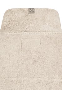 Beiger Fleece-Stoff mit strukturierter Oberfläche, versehen mit einem Logoaufnäher und abgesteppten Details entlang des Kragens und der Naht.