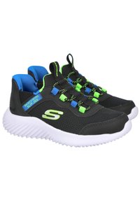 Zapatillas deportivas negras con parte superior de malla, acentos en verde y azul, diseño slip-on, medio suelo blanco texturizado y cordones elásticos.