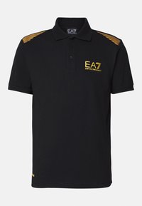 Zwarte polo met twee knopen, gele EA7 Emporio Armani logo op de borst en gele gestreepte details op de schouderpanelen.