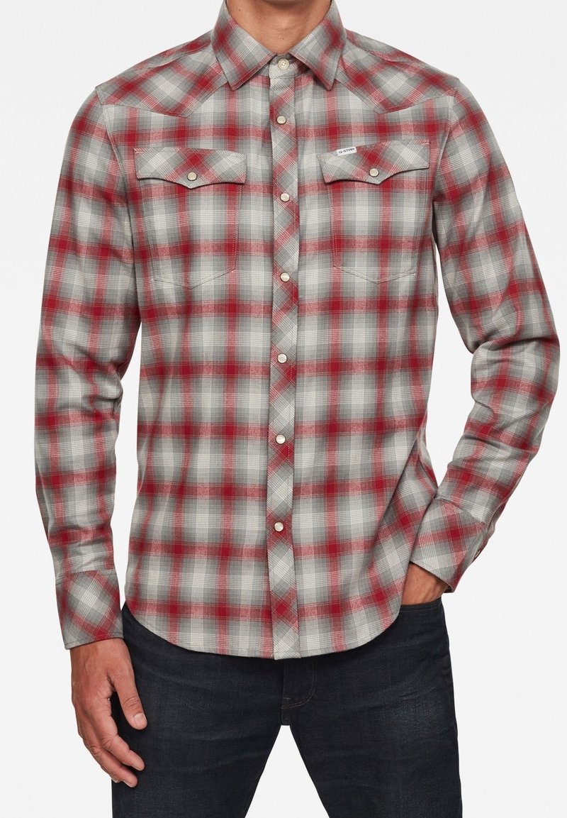Camisa de cuadros roja y gris, abotonada, con mangas largas, dos bolsillos en el pecho y cuello puntiagudo, fabricada con tejido ligero.