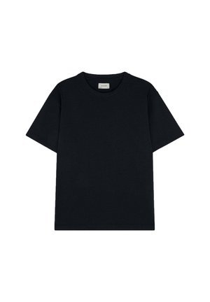 Camiseta de algodón negra con un corte clásico de cuello redondo y mangas cortas, con un ajuste relajado y sin patrones ni acentos visibles.