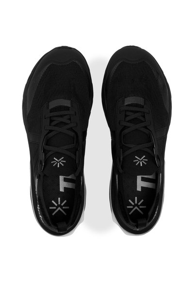 Chaussures de sport noires avec une tige en mesh, forme de bout arrondi, lacets plats et un logo blanc sur les semelles intérieures. Surface texturée pour une meilleure adhérence.