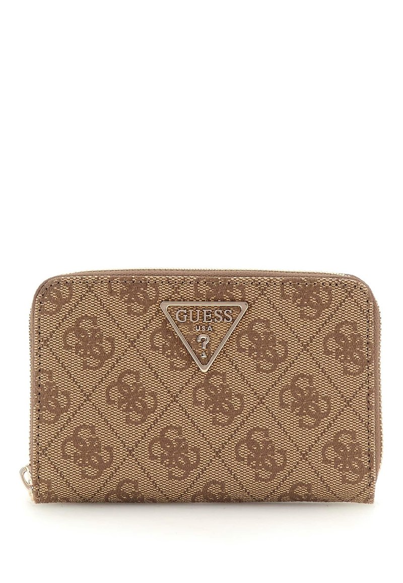 Cartera marrón con cremallera y tela texturizada, que presenta un patrón de logo en relieve y un acento en forma de triángulo plateado en la parte frontal.