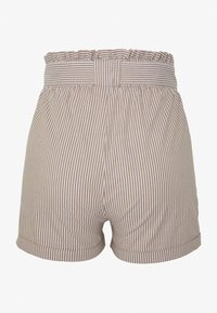 Shorts rayés en beige clair et blanc, avec une taille élastique froncée et une texture lisse, dotés d'ourlets roulés aux ouvertures des jambes.
