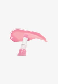 Roze lipgloss in een knijptube met een zachte schuimapplicator; glanzende textuur weergegeven naast een streep product.