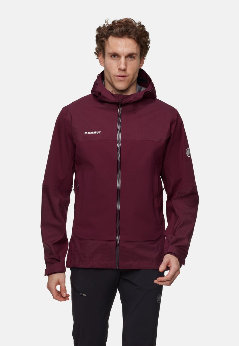 Giacca impermeabile bordeaux con zip frontale, cappuccio regolabile e dettaglio del logo. Tessuto texturizzato con pannelli a contrasto sulle maniche.