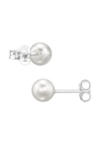 Ein Paar silberne Ohrstecker mit runden weißen Perlen und a Form von Schmetterlings-Backings auf einem weißen Hintergrund.