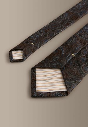 Dunkle gemusterte Krawatte mit aufwendigem Paisley-Design auf reichbraunem Hintergrund und einem hell gestreiften Innenfutter. Glatte Textur.