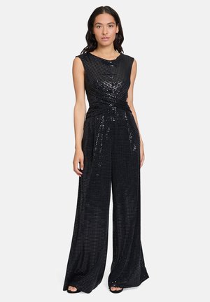 Zwarte pailletten jumpsuit met een aansluitend lijfje en wijde broekspijpen. Kenmerkt zich door een gedraaid ontwerp bij de taille en mouwloze snit.
