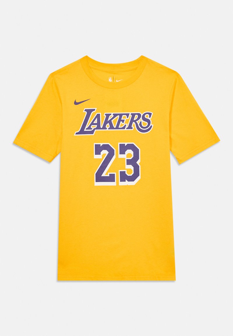 Geltonas medvilninis marškinėliai su trumpomis rankovėmis, ant kurių yra užrašas "LAKERS" purpurine spalva ir "23" baltai, apipavidalintas purpurine, Nike logotipas kairėje krūtinės pusėje.