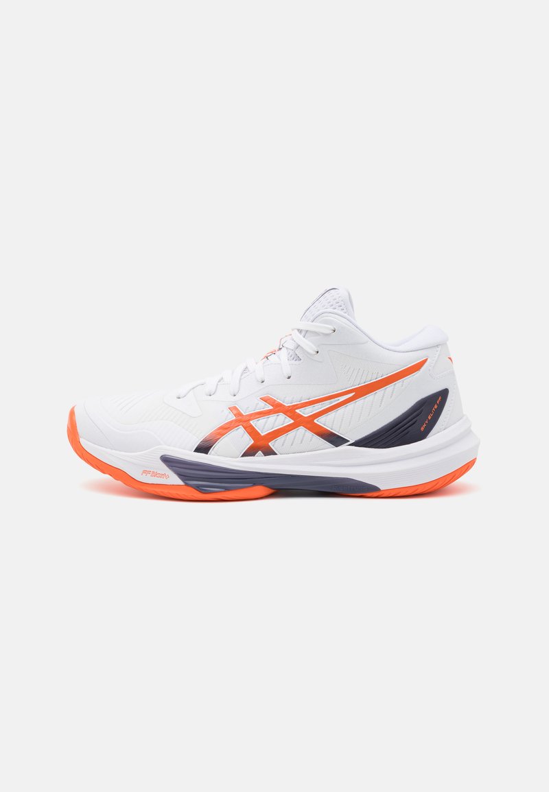 Witte sportshoe met oranje accenten. Heeft een gestructureerde bovenkant, flexibele zool en een opvallend logoontwerp aan de zijkant.