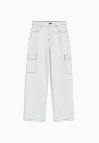 Pantalones cargo de color gris claro con corte recto, dos bolsillos laterales y detalles de costura. Fabricados en un material duradero para funcionalidad y comodidad.