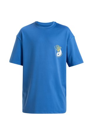 Blaues T-Shirt mit kurzen Ärmeln und Rundhalsausschnitt, mit einer kleinen gelben und weißen abstrakten Grafik auf der linken Brust.
