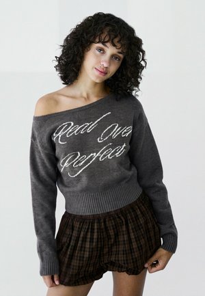 Bershka, ASYMMETRIC GRAPHIC KNIT SWEATER - Pullover - grey
