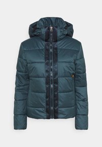 Morska puchowa kurtka z kapturem, wyposażona w czarny zamek błyskawiczny i pionowe panele dekoracyjne. Gładka powierzchnia z pikowaną fakturą oraz boczne kieszenie.