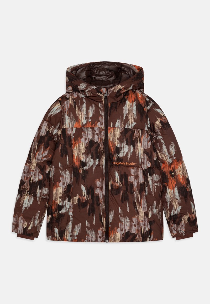Veste matelassée marron avec des motifs abstraits orange et crème. Comprend une capuche, une fermeture éclair et un broderie de marque sur la poitrine.