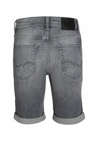 Grå denimshorts med en urtvättad look, med uppvikta fållar, två bakfickor med sömmar och en svart logotyp-platch på midjan.